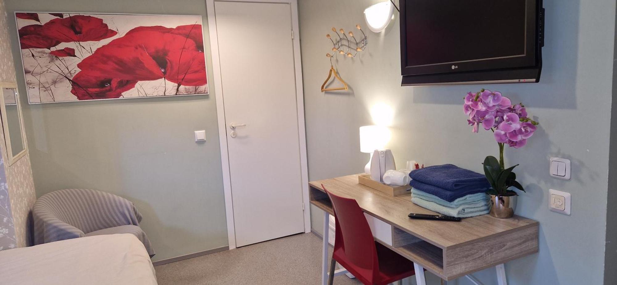 Freedom65 And Caravan Hostel *